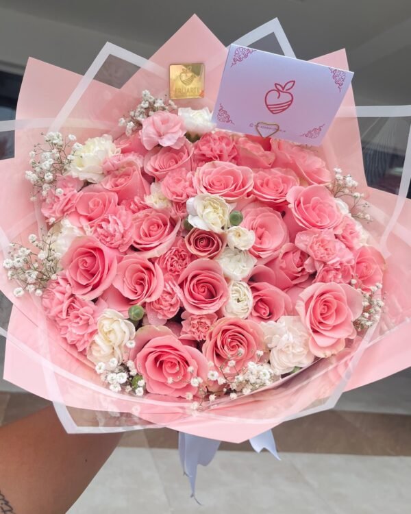 Bouquet de rosas y clavellinas.
